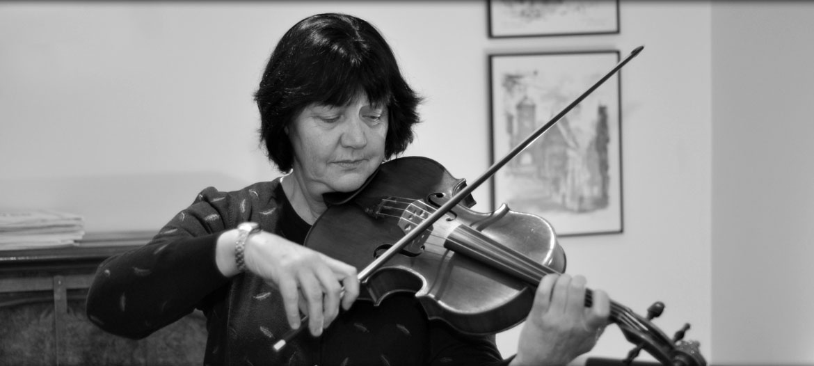 Beth demonstrating a difficult Viola passage